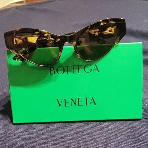 Bottega Veneta Tortoiseshell Cat-Eye Sunglasses with Dark Lenses